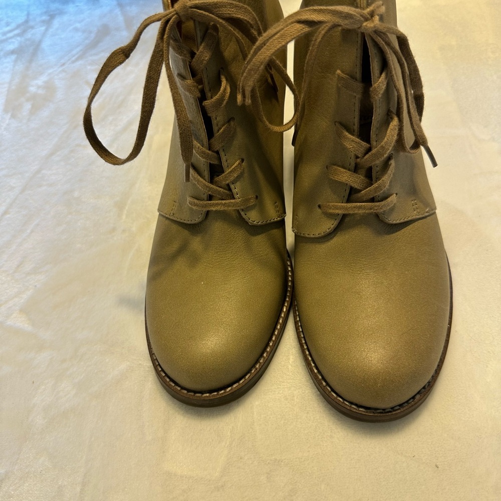 Latigo Jasmine Mushroom Women's Leather Lace-Up Boots